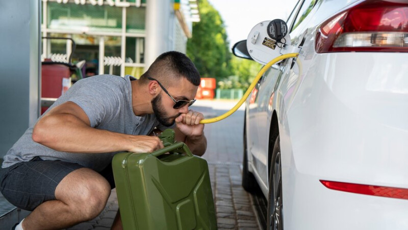 Siphonnage de carburant : l’Anses alerte sur les risques d'intoxication